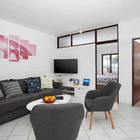 Apartman House Ingrid *